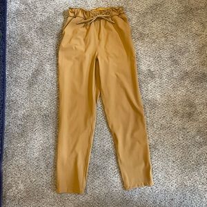 NWOT “Keep Moving” High Rise Crop 23”